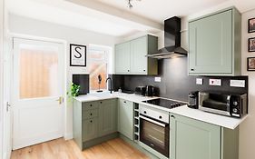 Bard'S Townhouse - 2Br, Heart Of Town, Parking, Sleeps 4